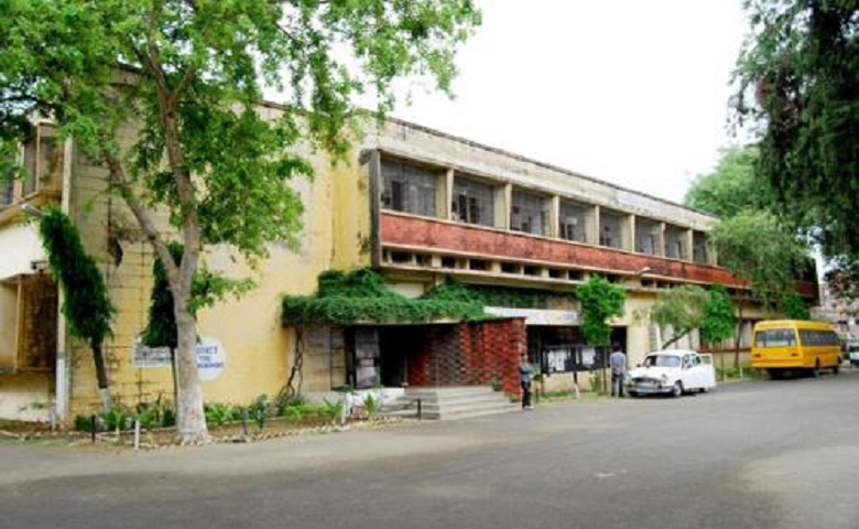 https://cache.careers360.mobi/media/colleges/social-media/media-gallery/14548/2018/12/10/Campus view of Government SPMR College of Commerce Jammu_Campus-view.jpg